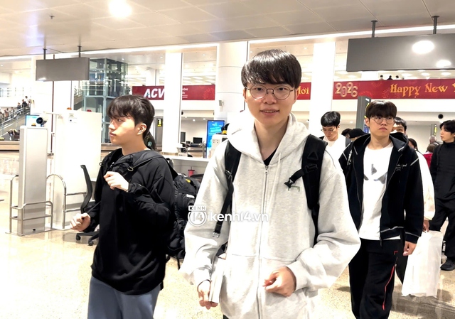 MC sự kiện T1 đến Việt Nam xuất hiện với visual cuốn hút, một bức ảnh khiến dân mạng khen tấm tắc- Ảnh 1.