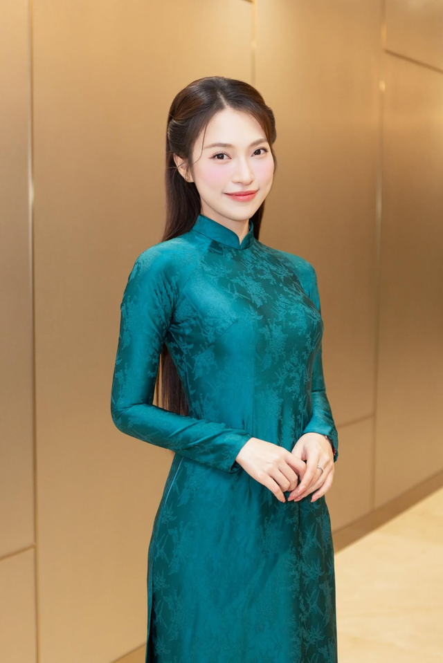 Tư liệu quý: Ninh Anh Bùi “tập sự MC” dưới sự kèm cặp của Khánh Vy tại tổng duyệt gala WeYoung 2025- Ảnh 4.