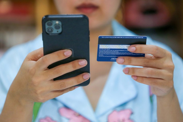 Vì sao kẻ lừa đảo đọc vanh vách số dư, biết chính xác mã OTP của bạn dù điện thoại vẫn nằm trên tay?- Ảnh 3.