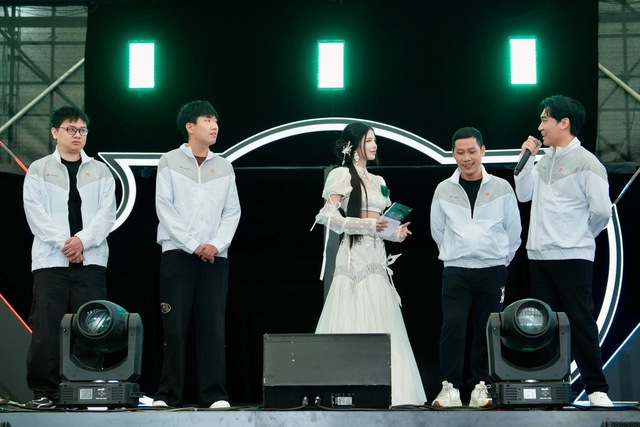 MC sự kiện T1 đến Việt Nam xuất hiện với visual cuốn hút, một bức ảnh khiến dân mạng khen tấm tắc- Ảnh 7.