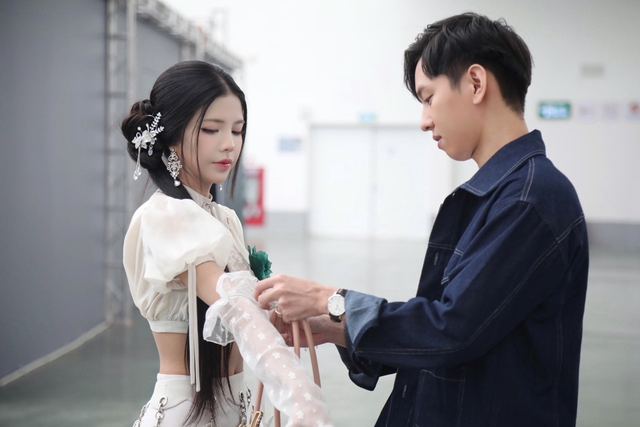 MC sự kiện T1 đến Việt Nam xuất hiện với visual cuốn hút, một bức ảnh khiến dân mạng khen tấm tắc- Ảnh 5.