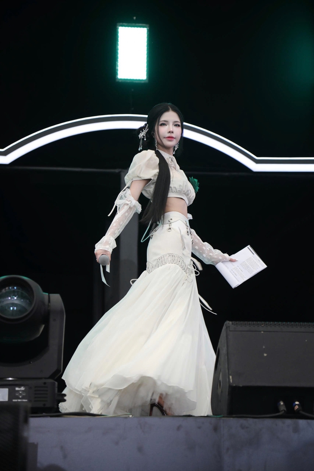 MC sự kiện T1 đến Việt Nam xuất hiện với visual cuốn hút, một bức ảnh khiến dân mạng khen tấm tắc- Ảnh 3.