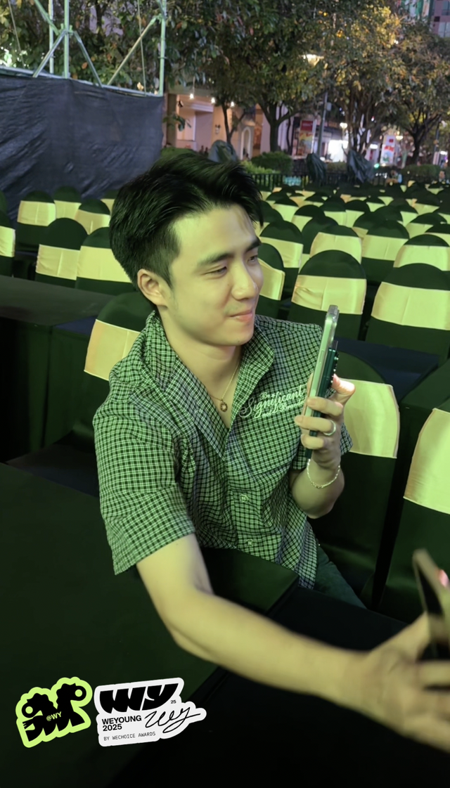 Tư liệu quý: Ninh Anh Bùi “tập sự MC” dưới sự kèm cặp của Khánh Vy tại tổng duyệt gala WeYoung 2025- Ảnh 1.