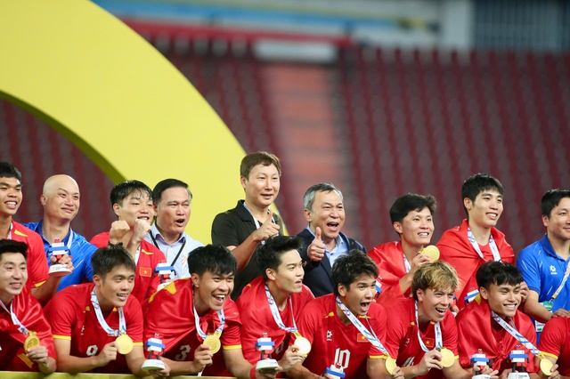Vì sao HLV Kim Sang-sik không được trao HCV SEA Games 33?- Ảnh 1.
