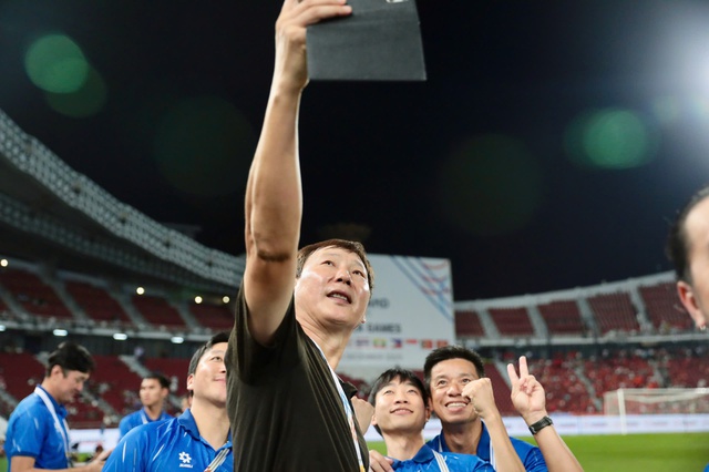 Vì sao HLV Kim Sang-sik không được trao HCV SEA Games 33?- Ảnh 3.