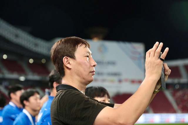 Vì sao HLV Kim Sang-sik không được trao HCV SEA Games 33?- Ảnh 5.