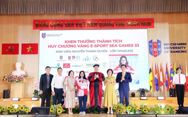 Oách nhất giảng đường: Nữ game thủ giành HCV SEA Games trở về trường học, nhận thưởng trăm triệu cùng iPhone 17 Pro Max- Ảnh 1.