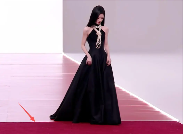 Tinh Quang Đại Thưởng xuống cấp trầm trọng: Trang hoàng như hội chợ, khiến dàn mỹ nhân suýt “vồ ếch”- Ảnh 1.