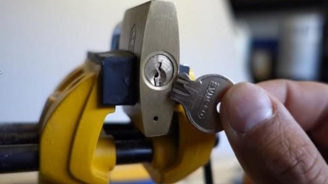 90% người dùng không biết công dụng của chiếc lỗ nhỏ trên ổ khoá- Ảnh 1.