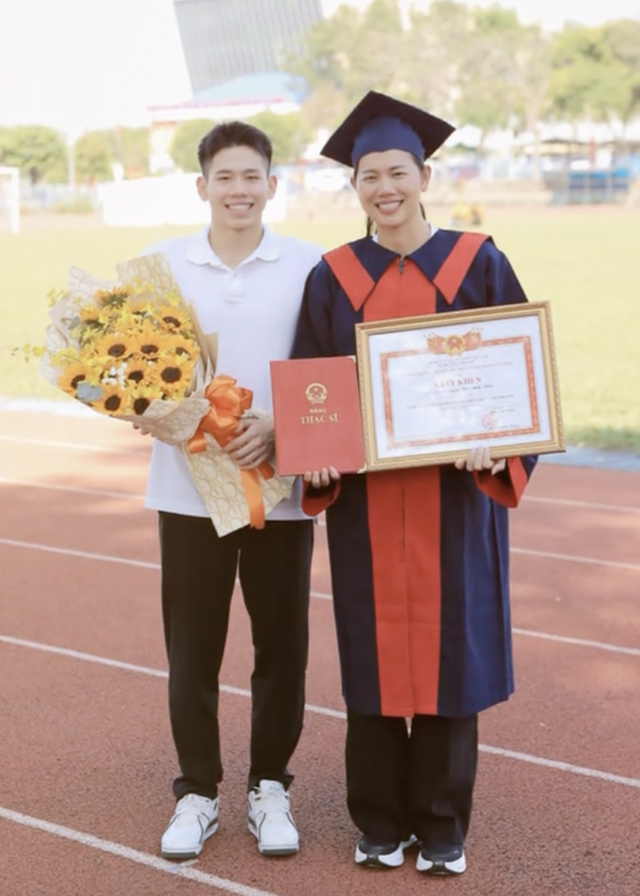 Video: Ánh Viên phản ứng cười ngất khi em trai Quang Thuấn mang hoa cùng HCV SEA Games về mừng chị nhận bằng Thạc sĩ- Ảnh 3.