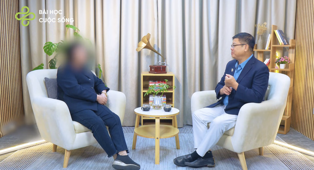 "Bà ngoại" U60 ngoại tình với trai trẻ bị chồng bắt tại trận: Ông ấy nhìn thấy em, mặt ông sầm lại...- Ảnh 2.