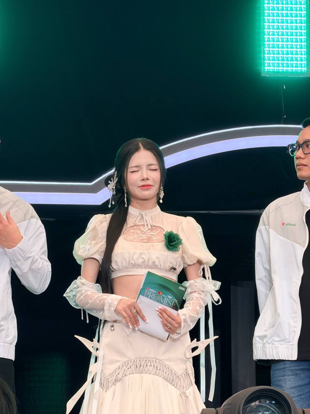 Mai Dora khoe vóc dáng quyến rũ tại sự kiện của T1, fan gọi tên Văn Tùng- Ảnh 4.