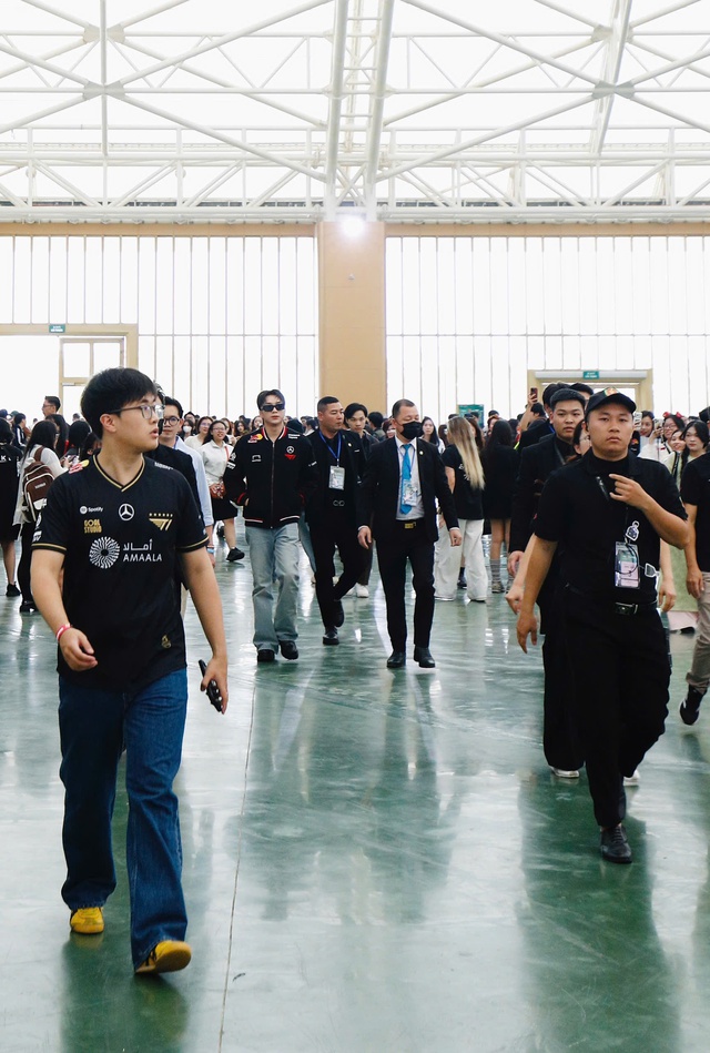 Có là SOOBIN thì cũng lắp bắp khi đứng cạnh Faker, đứng giữa đội hình T1 mới nhận ra 1 sự thật cay đắng- Ảnh 4.