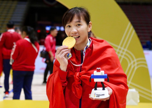 FIFA vinh danh Trần Thị Huyền Trang, tuổi 37 thành "dị nhân quái kiệt" 5 lần vô địch SEA Games cả sân 11 và futsal- Ảnh 1.