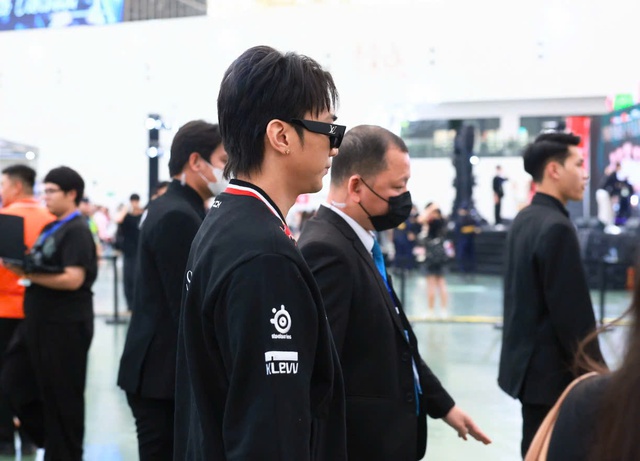 Có là SOOBIN thì cũng lắp bắp khi đứng cạnh Faker, đứng giữa đội hình T1 mới nhận ra 1 sự thật cay đắng- Ảnh 3.