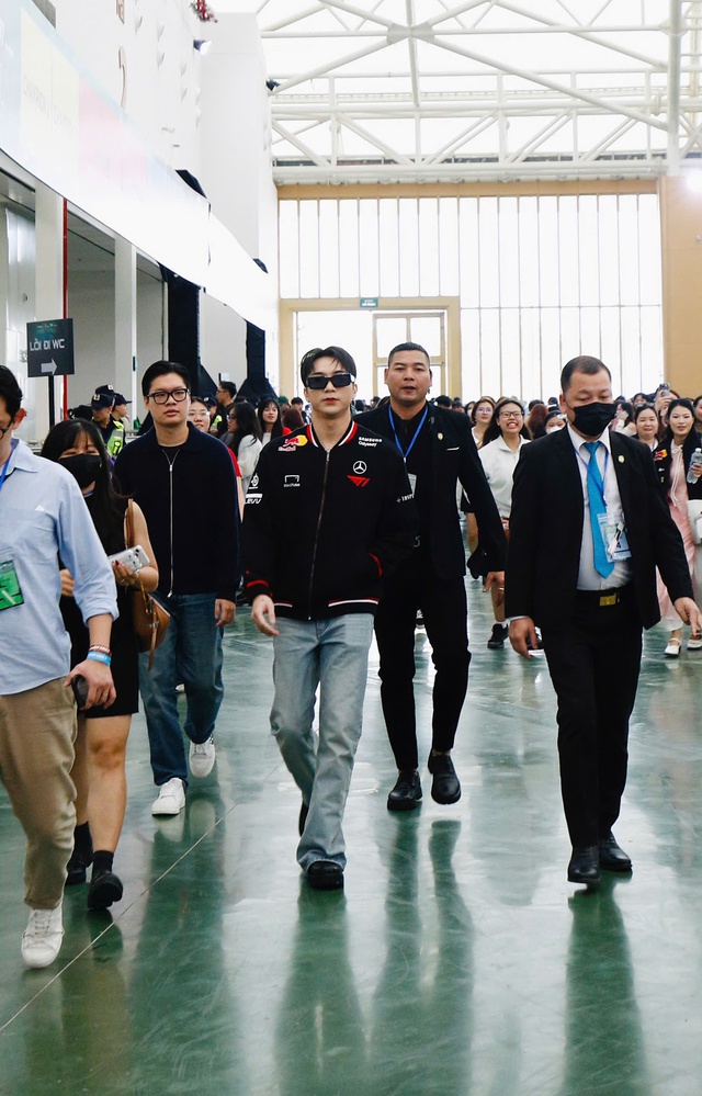 Có là SOOBIN thì cũng lắp bắp khi đứng cạnh Faker, đứng giữa đội hình T1 mới nhận ra 1 sự thật cay đắng- Ảnh 2.