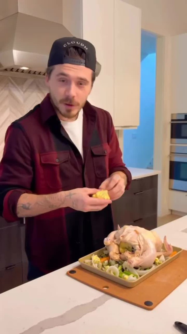 Không thể tin nổi: Con cả bất hiếu chặn vợ chồng Beckham chỉ vì Victoria bấm "like" một video nướng gà?- Ảnh 1.