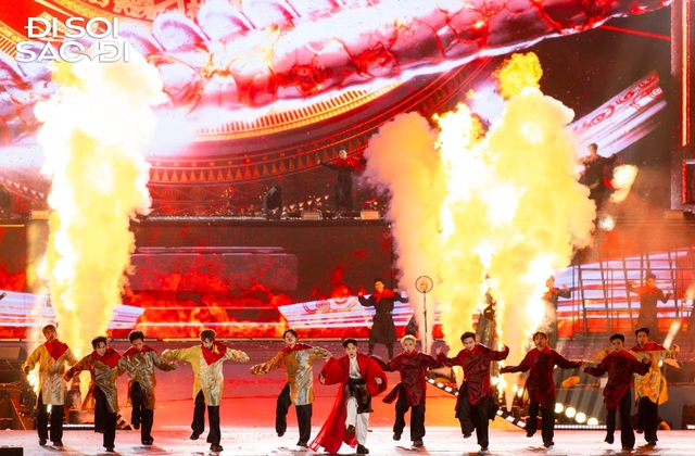 Vạn vật đều “đổ rạp” trước SOOBIN, đứng cạnh ai người đó mất thăng bằng- Ảnh 1.