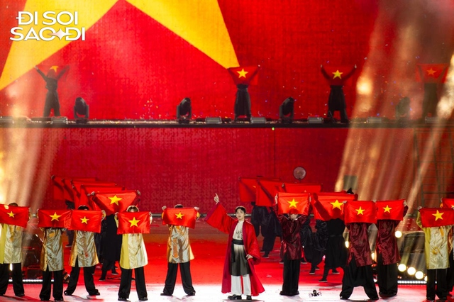 Vạn vật đều “đổ rạp” trước SOOBIN, đứng cạnh ai người đó mất thăng bằng- Ảnh 2.