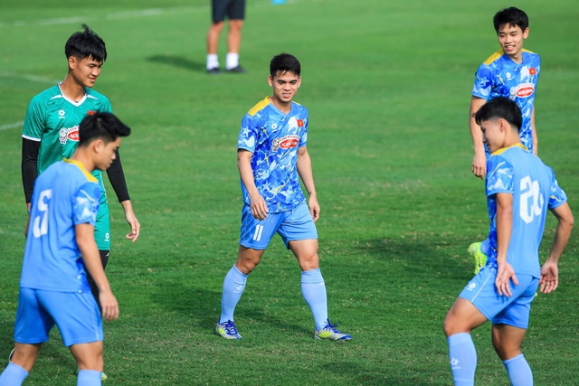 Dàn trai đẹp U22 Việt Nam khoe visual sáng bừng, Đình Bắc tươi rói trong buổi tập chuẩn bị cho giải U23 châu Á- Ảnh 7.