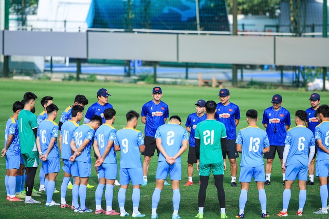 Dàn trai đẹp U22 Việt Nam khoe visual sáng bừng, Đình Bắc tươi rói trong buổi tập chuẩn bị cho giải U23 châu Á- Ảnh 1.