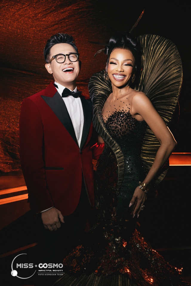 Dẫn dắt chung kết Miss Cosmo, Đức Bảo ghi điểm với khán giả trong nước lẫn quốc tế- Ảnh 3.