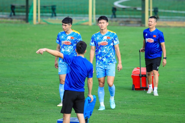 Dàn trai đẹp U22 Việt Nam khoe visual sáng bừng, Đình Bắc tươi rói trong buổi tập chuẩn bị cho giải U23 châu Á- Ảnh 11.