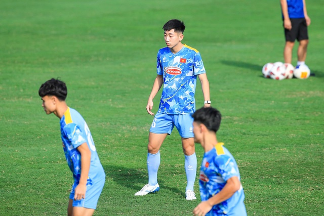 Dàn trai đẹp U22 Việt Nam khoe visual sáng bừng, Đình Bắc tươi rói trong buổi tập chuẩn bị cho giải U23 châu Á- Ảnh 5.