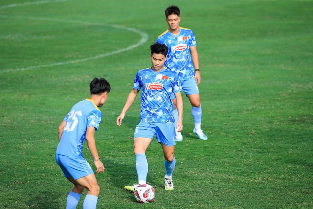 Dàn trai đẹp U22 Việt Nam khoe visual sáng bừng, Đình Bắc tươi rói trong buổi tập chuẩn bị cho giải U23 châu Á- Ảnh 13.