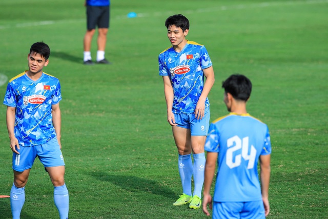 Dàn trai đẹp U22 Việt Nam khoe visual sáng bừng, Đình Bắc tươi rói trong buổi tập chuẩn bị cho giải U23 châu Á- Ảnh 2.