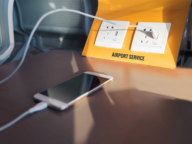 Cảnh báo khẩn cho ai hay sạc điện thoại ở sân bay- Ảnh 1.