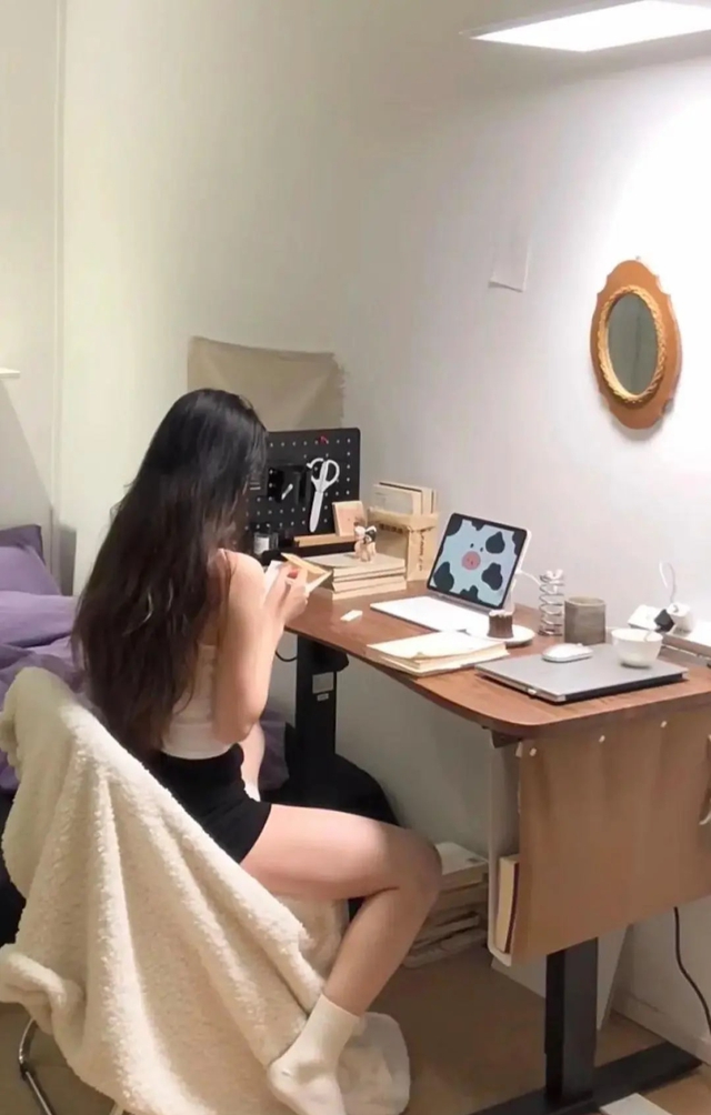 Căn hộ "ảo ma" ở Hong Kong: Chật không nhích nổi người vẫn sống tốt, đặc biệt có toilet riêng- Ảnh 1.