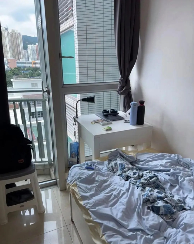 Căn hộ "ảo ma" ở Hong Kong: Chật không nhích nổi người vẫn sống tốt, đặc biệt có toilet riêng- Ảnh 2.