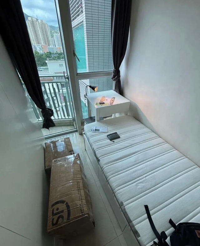 Căn hộ "ảo ma" ở Hong Kong: Chật không nhích nổi người vẫn sống tốt, đặc biệt có toilet riêng- Ảnh 3.