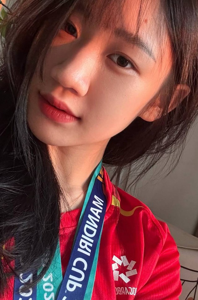 Những cô nàng "số hưởng" nhất, không cần đá SEA Games vẫn có HCV, vợ Thanh Nhàn có màn "flex" chất lừ- Ảnh 4.