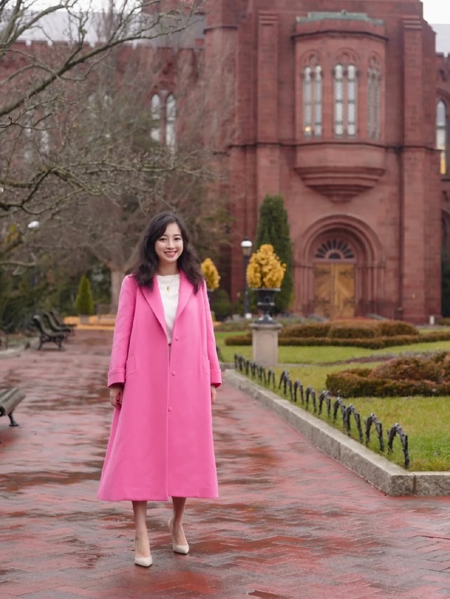 Chẳng mấy ai dám liều như Vương hậu Letizia: Mặc màu hồng sặc sỡ át vía sự u ám của mùa đông- Ảnh 2. Chẳng mấy ai dám liều như Vương hậu Letizia: Mặc màu hồng sặc sỡ át vía sự u ám của mùa đông- Ảnh 2.