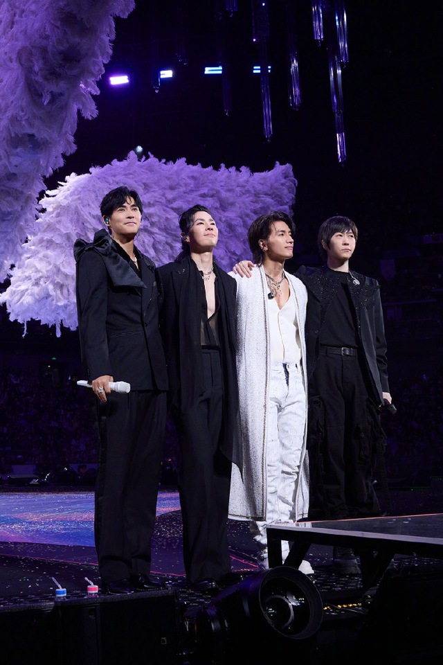 Nam ca sĩ A.T ngã đập gáy xuống sân khấu, fan quyên góp luôn 1,7 tỷ đồng trong 3 giờ- Ảnh 2.