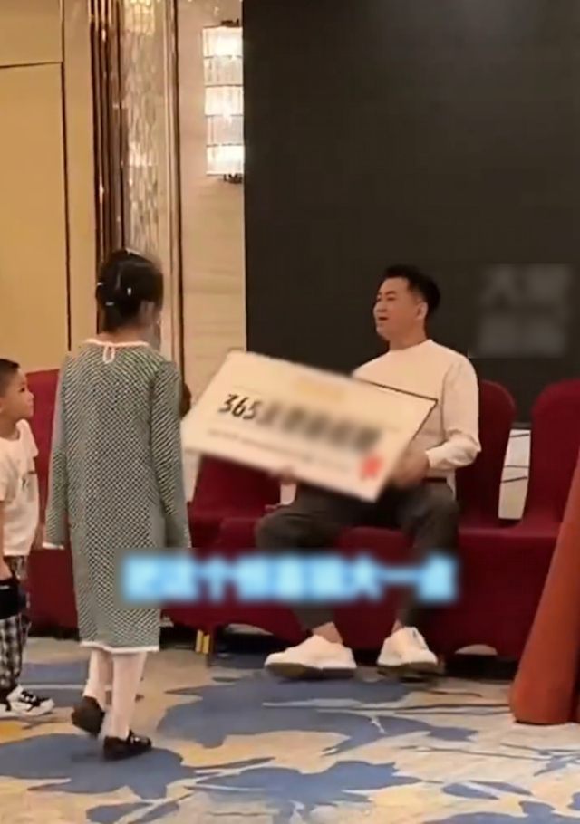 Nhân viên bốc trúng 360 ngày nghỉ phép có lương trong gala cuối năm: Sếp tái mặt yêu cầu thương lượng, kết quả ra sao?- Ảnh 3.