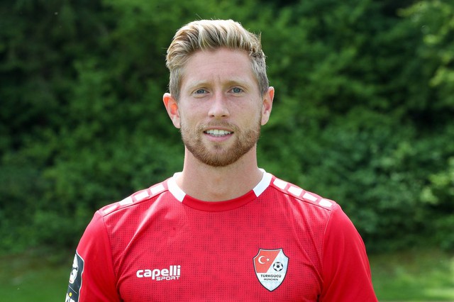 Sốc: Cầu thủ bóng đá ngã từ cáp treo cao 70m xuống đất, tử vong ngay trước mặt vợ- Ảnh 1.