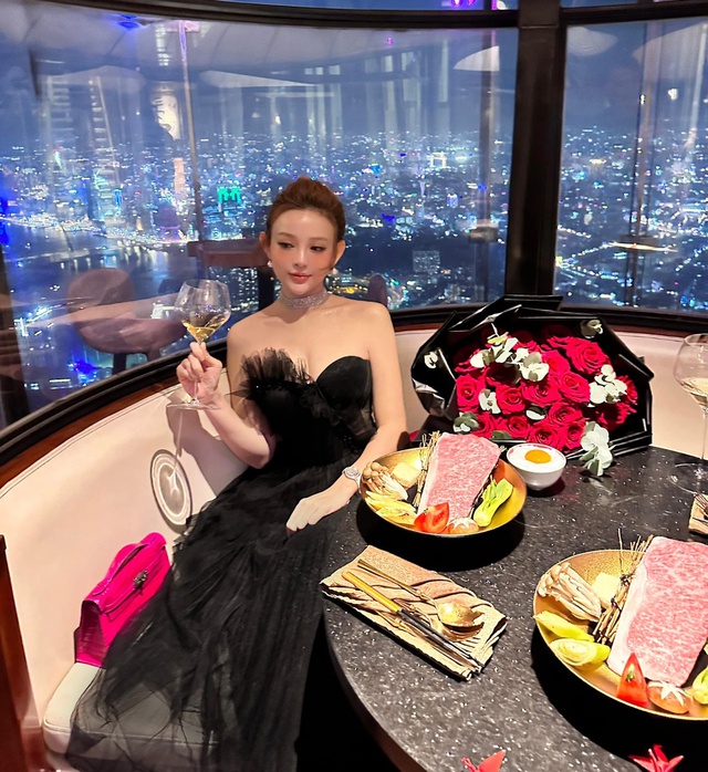 Cô gái Việt được chồng "ting ting" cho 24 tỷ tiền tiêu vặt,  sống xa xỉ như bà hoàng trong biệt thự 1.000m²- Ảnh 13.