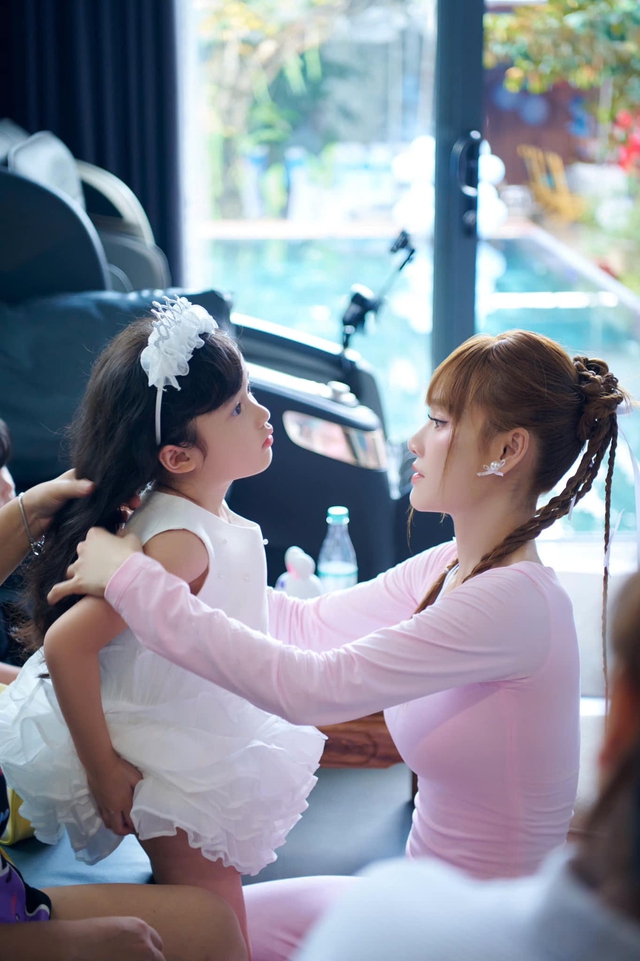 Mới 6 tuổi con gái Trường Giang - Nhã Phương đã "chạy show" catwalk, thần thái cỡ này thì không đùa được!- Ảnh 4.