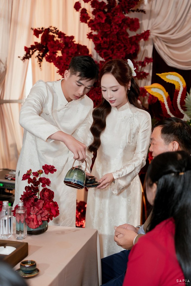 Thủ môn U23 Việt Nam làm lễ ăn hỏi thạc sĩ hơn 3 tuổi, visual cô dâu sáng bừng, chuẩn "trai tài gái giỏi"- Ảnh 4.