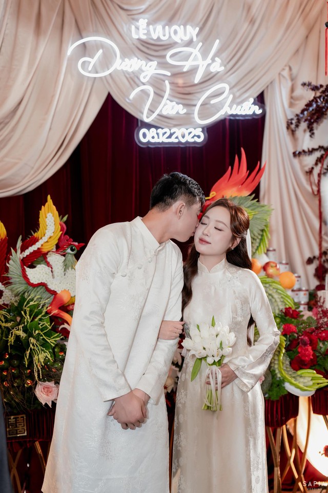 Thủ môn U23 Việt Nam làm lễ ăn hỏi thạc sĩ hơn 3 tuổi, visual cô dâu sáng bừng, chuẩn "trai tài gái giỏi"- Ảnh 5.