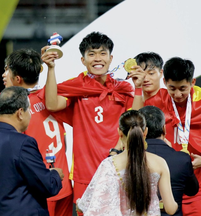 Phí Thanh Thảo vào sân khoác bộ đồ 13kg giá trăm triệu, đời thường ghép đôi với Lý Đức U22 Việt Nam cực hút fan- Ảnh 5.