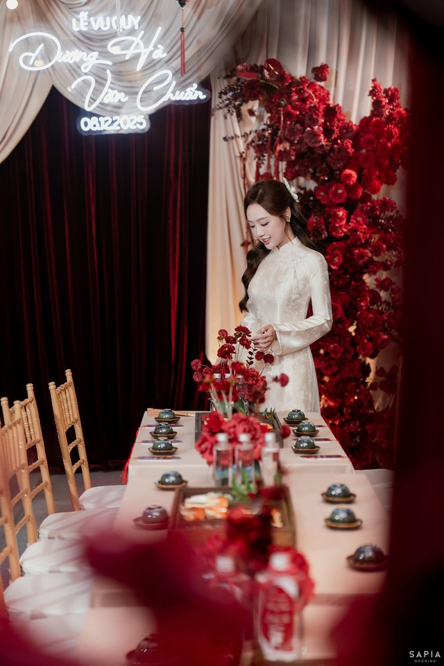 Thủ môn U23 Việt Nam làm lễ ăn hỏi thạc sĩ hơn 3 tuổi, visual cô dâu sáng bừng, chuẩn "trai tài gái giỏi"- Ảnh 9.