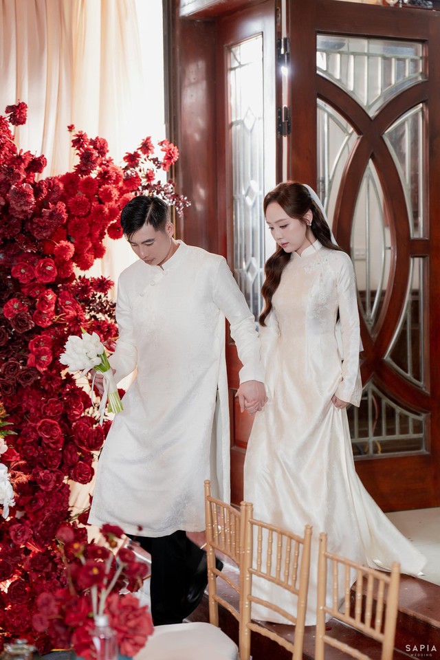 Thủ môn U23 Việt Nam làm lễ ăn hỏi thạc sĩ hơn 3 tuổi, visual cô dâu sáng bừng, chuẩn "trai tài gái giỏi"- Ảnh 2.