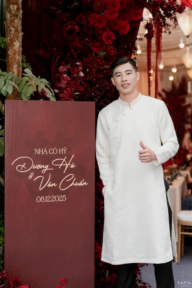 Thủ môn U23 Việt Nam làm lễ ăn hỏi thạc sĩ hơn 3 tuổi, visual cô dâu sáng bừng, chuẩn "trai tài gái giỏi"- Ảnh 6.