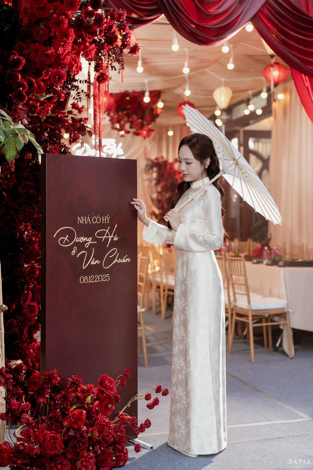 Thủ môn U23 Việt Nam làm lễ ăn hỏi thạc sĩ hơn 3 tuổi, visual cô dâu sáng bừng, chuẩn "trai tài gái giỏi"- Ảnh 8.