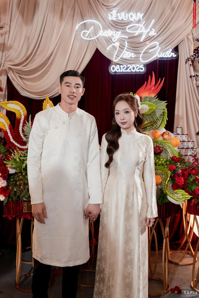 Thủ môn U23 Việt Nam làm lễ ăn hỏi thạc sĩ hơn 3 tuổi, visual cô dâu sáng bừng, chuẩn "trai tài gái giỏi"- Ảnh 3.