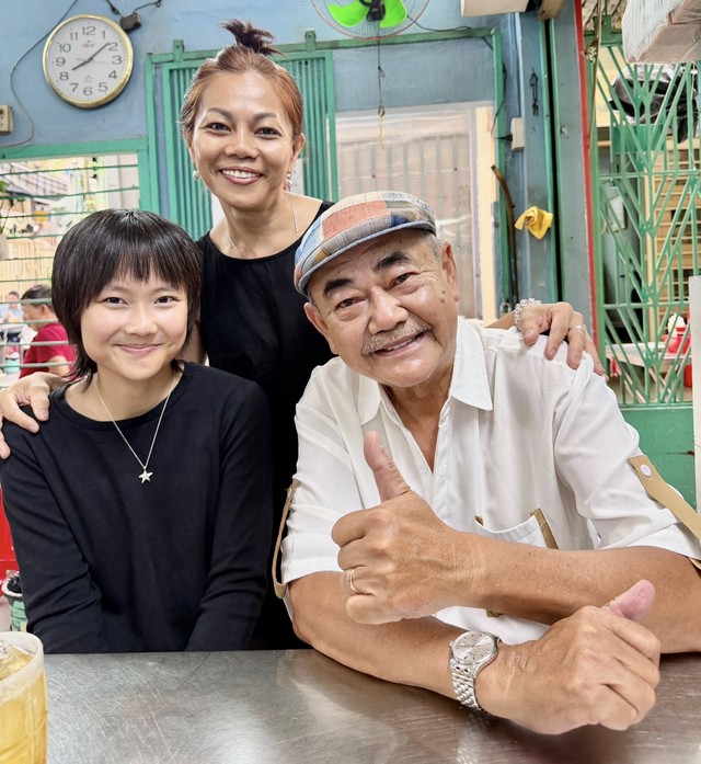 Diễn viên Việt Anh cùng bạn gái mới kém 30 tuổi gặp lại vợ cũ, khoảnh khắc check-in làm rõ mối quan hệ- Ảnh 1.